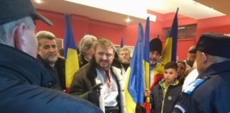 Hazafias románok tiltakoztak a színházi bemutató ellen