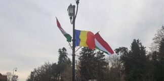 Román és Magyar zászlók Sepsiszentgyörgy főterén