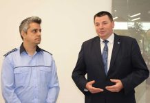 Rico Racoviță a gépjárművezetői engedélyeket kibocsátó hivatal vezetője és Ráduly István prefektus