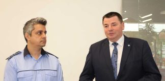 Rico Racoviță a gépjárművezetői engedélyeket kibocsátó hivatal vezetője és Ráduly István prefektus
